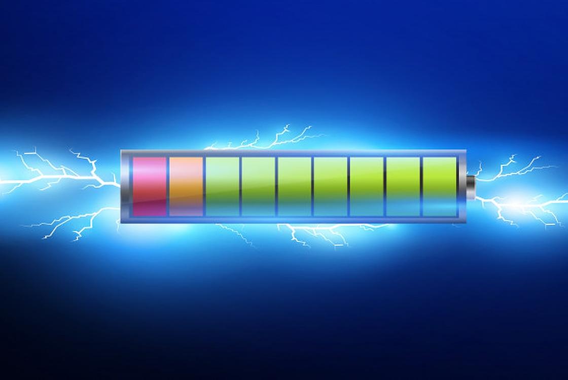 Батарейка на синем фоне