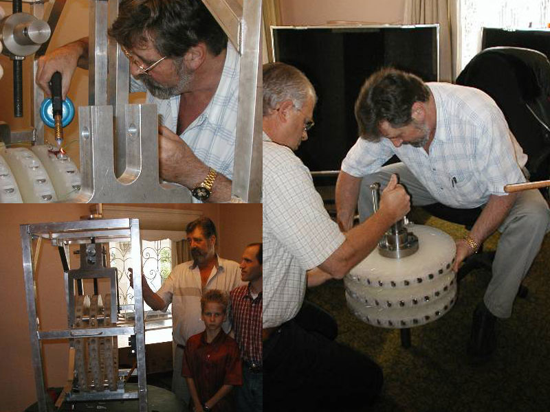 Майкл Брэди в 2002 году создавая двигатель Перендева на магнитах