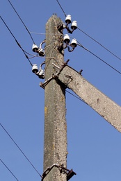 Четырёхпроводная линия электропередачи 220/380 В, такие ЛЭП распространены в районах одноэтажной застройки, в сельской местности.Два нижних провода — сеть проводного радиовещания.
