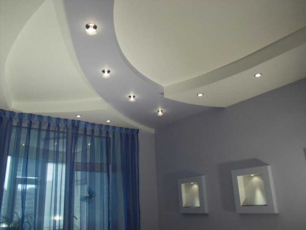 Использование встраиваемых светильников позволяет получить равномерное освещение. Кроме того, можно выбрать красивое размещение точечных светильников на потолке