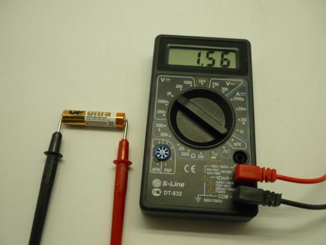 Измерение напряжения батарейки мультиметром