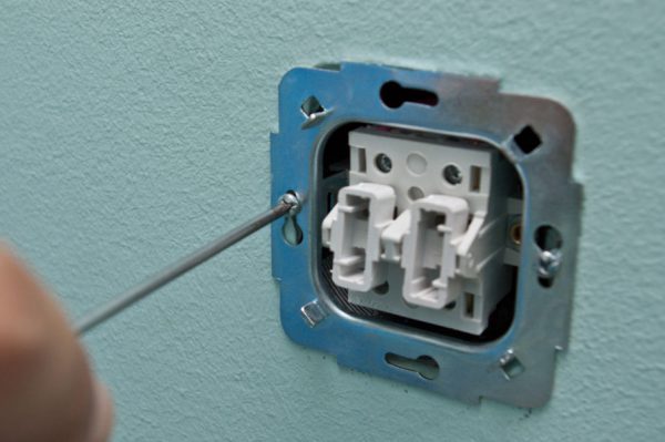 Замена выключателя для устранения мигания ламп