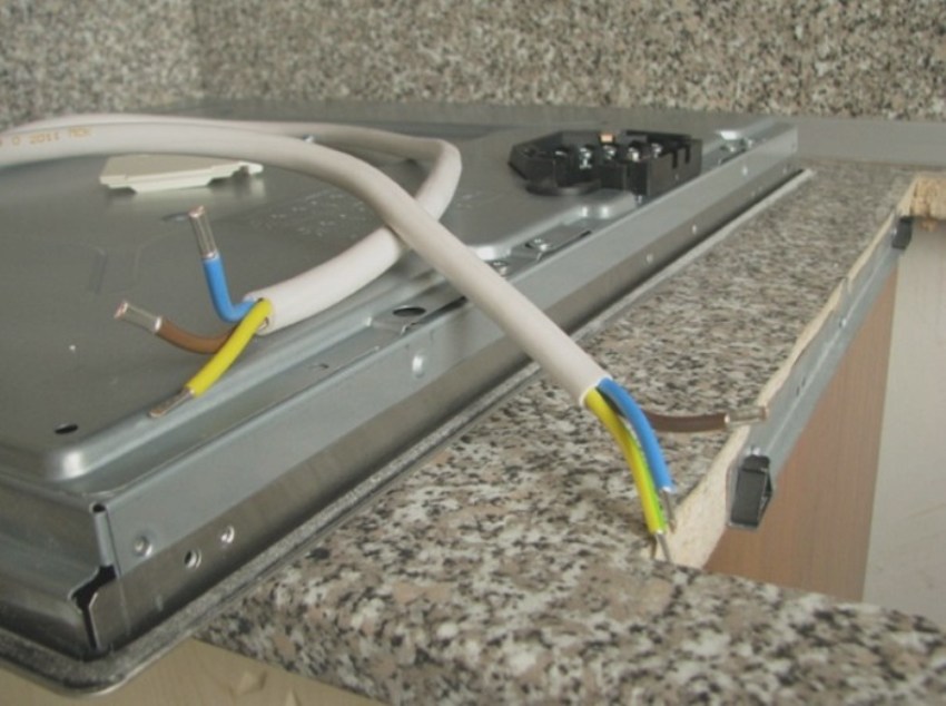 Число жил в кабеле подбирается в зависимости от того, какое количество контактов находится в клеммнике подключаемого электроприбора