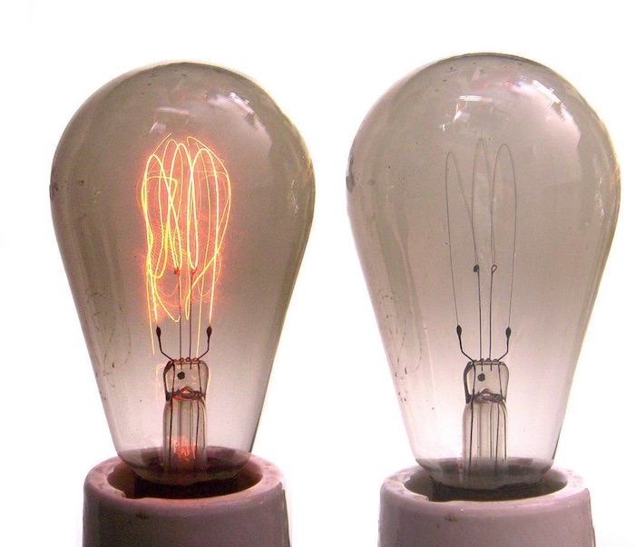 Кто изобрел первую в мире электрическую лампочку