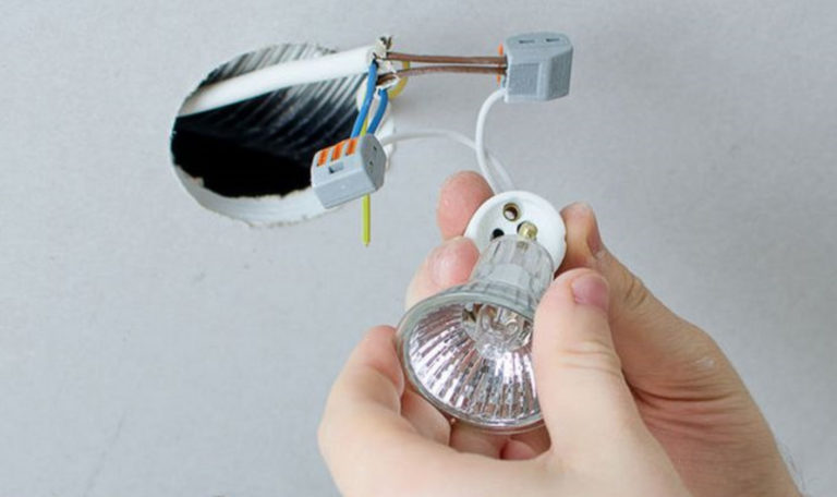 Как заменить лампу в точечном светильнике