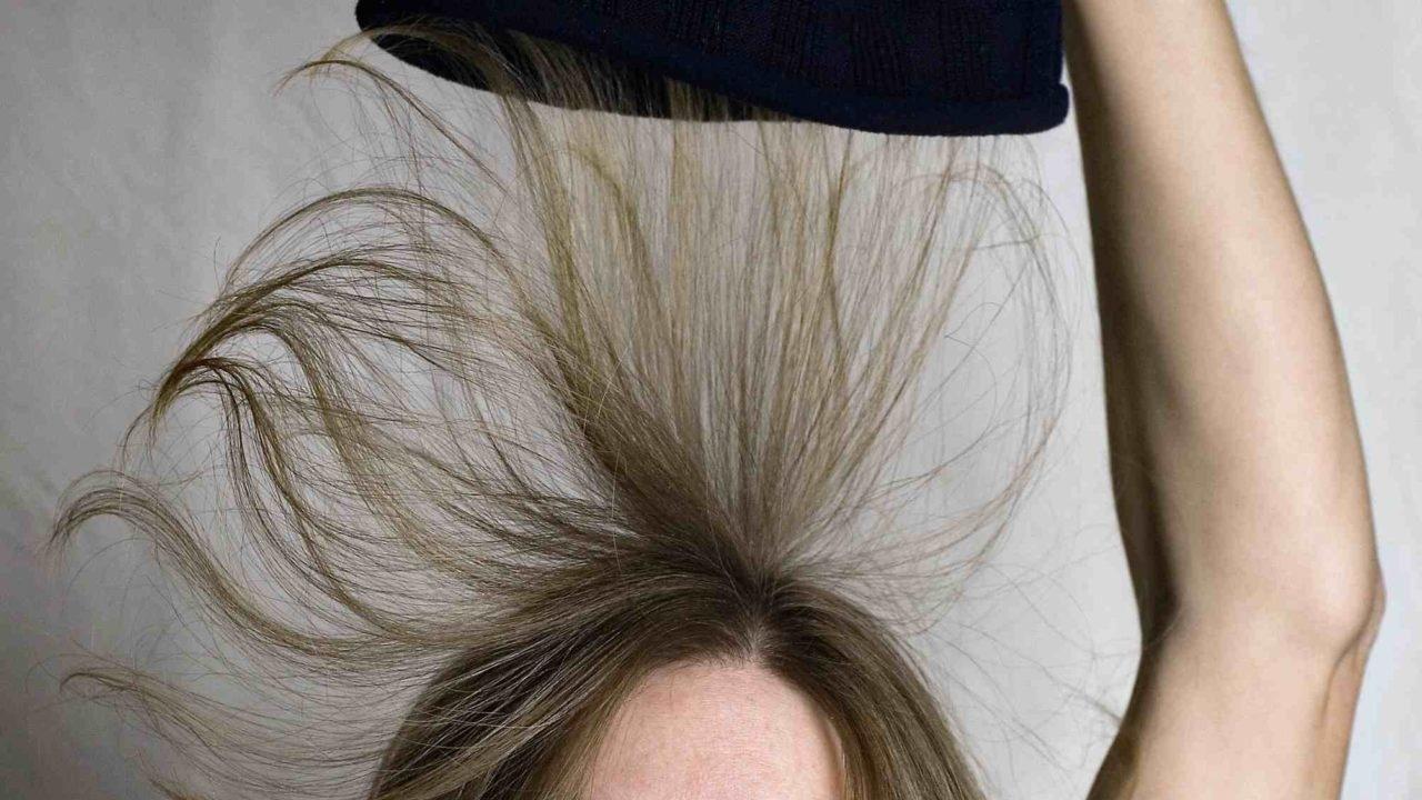 Волосы сильно электризуются. Волосы электризуются. Статическое электричество волосы. Статика волос. Электризация волос.